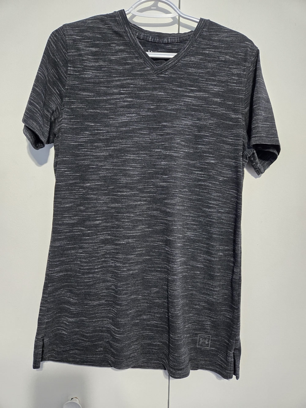 Under Armour HeatGear‎ V-Neck T-Shirt Men’s Medium Gray Athletic Workout Fitted